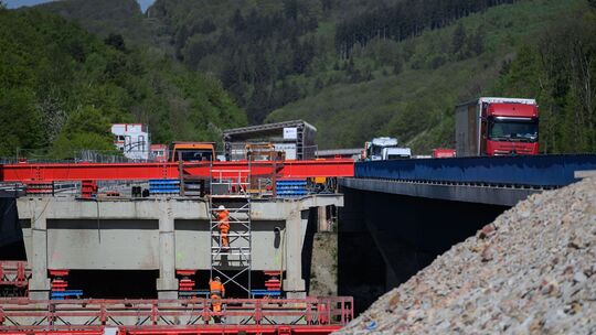 Schritt für Schritt wird die alte Tiefenbachtalbrücke abgerissen. Eine Sprengung ist aus Naturschutzgründen nicht möglich. Statt