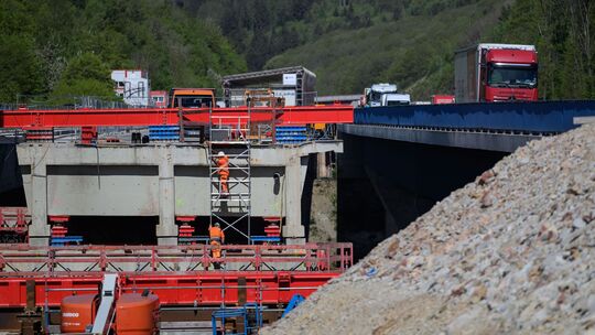 Schritt für Schritt wird die alte Tiefenbachtalbrücke abgerissen. Eine Sprengung ist aus Naturschutzgründen nicht möglich. Statt