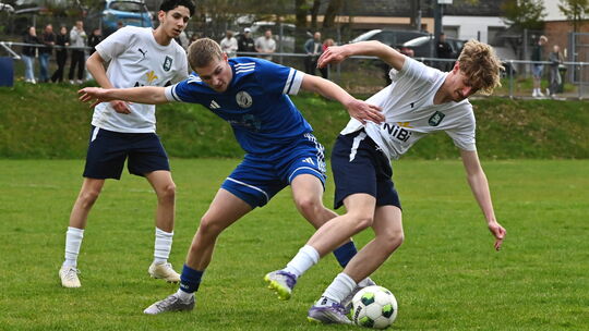 Der JFV Wolfstein (in Blau) haderte mit den Schiedsrichterentscheidungen im Spitzenspiel gegen die SG 2000 Mülheim-Kärlich (in W