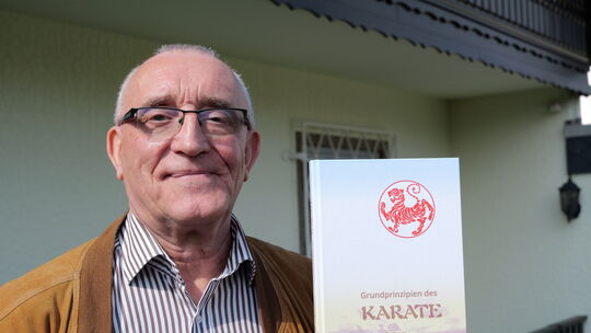 Die "Grundprinzipien des Karate" hat der Anhausener Autor Helmut Priewer zusammengefasst.