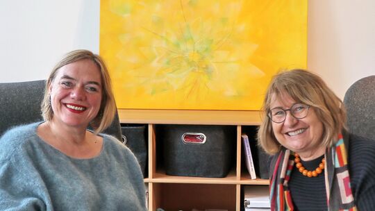 Die bisherige Leiterin der Katharina-Kasper-Stiftung, Ursula Rieke (rechts), hat die Leitungsaufgaben an ihre Nachfolgerin Marei