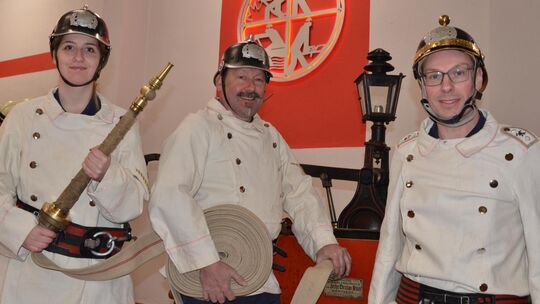 In prachtvollen Uniformen der Zeit um 1900 und mit passender Ausrüstung präsentieren sich hier Jana Steigerwald, Erik Girmann un