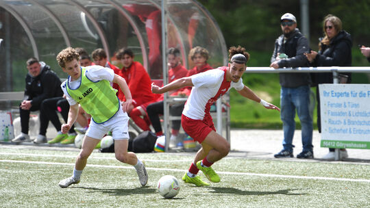 Can Malik Peacock (in Rot-Weiß) und seine Eisbachtaler A-Junioren unterlagen Janne Mang (gelbes Leibchen) und der EGC Wirges kla