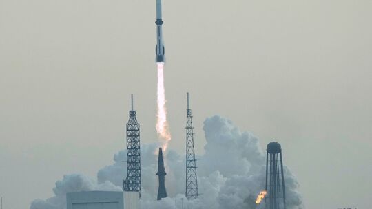 Blue Origin Rakete bringt Satelliten ins All