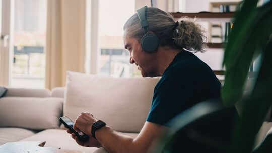 Ein Mann hört Musik auf seinem Handy