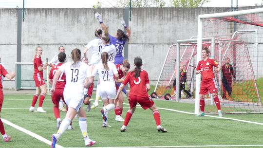 Urbars Torfrau Danae Besic verhinderte bei der 0:8-Niederlage gegen Tabellenführer Saarbrücken (weiße Trikots) mit guten Paraden