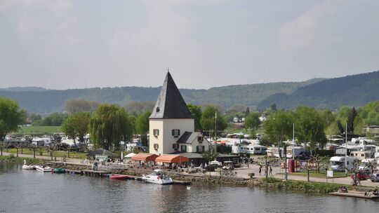 Direkt an der Mosel essen gehen? Beim Restaurant „Zum Fährturm“ in Schweich ist das möglich. Doch wo zwischen Schweich und Reil