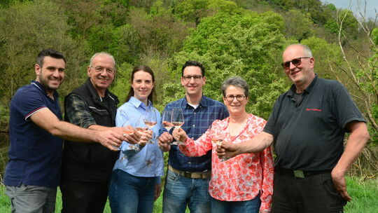 Die Bad Kreuznacher Stadtwinzer laden zum Kreuznacher Weinfrühling am 25. und 26. April auf die Roseninsel an der Nahe ein.