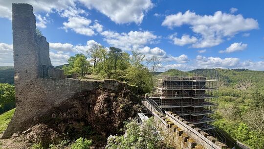 Die Baustelle der Altenbaumburg: Die klassische Brücke mit ihrer Metallkonstruktion ist stabil und wird nur etwas aufgefrischt.