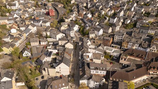 Das Sanierungsgebiet Idar aus der Drohnensicht: Vor allem an der geplanten Aufwertung des Maler-Wild-Platzes (im Vordergrund Mit