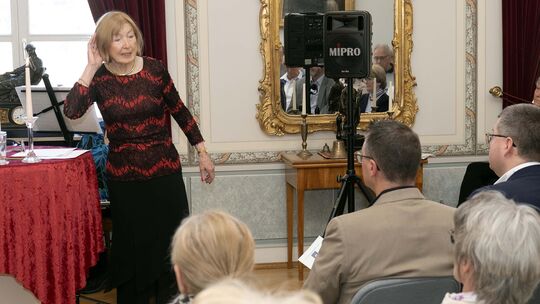 Sigrid Sorge-Ploeger bündelte vom ersten Vers an die Aufmerksamkeit ihres Publikums.