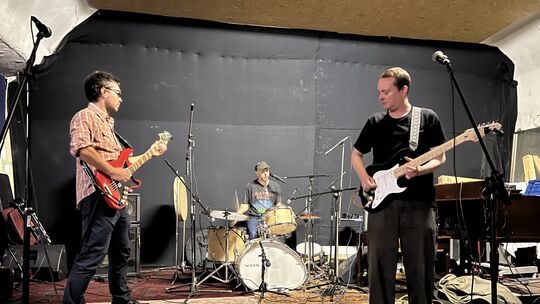 Die Wave Pictures spielten zum vierten Mal bei Shorty in Bärenbach und eröffneten die Musiksaison mit einem genialen Konzert.