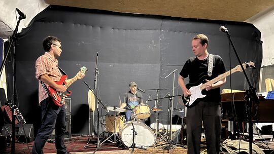 Die Wave Pictures spielten zum vierten Mal bei Shorty in Bärenbach und eröffneten die Musiksaison mit einem genialen Konzert. Die Wave Pictures spielten zum vierten Mal bei Shorty in Bärenbach und eröffneten die Musiksaison mit einem genialen Konzert.