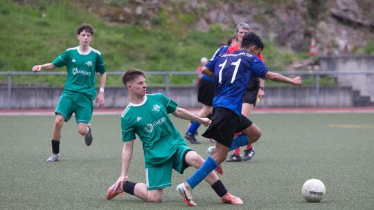Auch wenn sich Amir Nofarhani (blaues Trikot) hier gegen einen Kottenheimer durchsetzt, musste sich das Schlusslicht JSG Cochem