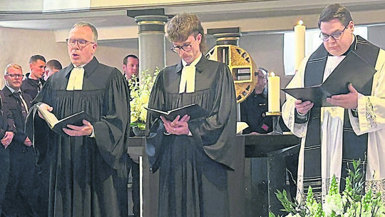 Dekan Johannes Jochemczyk, Pfarrer Christian Grän und Pfarrer Gerid Engelmann (von links) hielten die Gedenkstunde mit nachdenkl