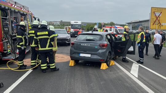 Einsatzkräfte der Feuerwehr sichern die Unfallstelle auf der B428 in Bad Kreuznach. Beide beteiligten Fahrzeuge mussten abgeschl