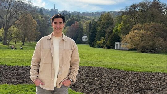 Der 19-jährige Efe Tasyürek hat im März sein eigenes KI-Unternehmen gegründet. Im Gespräch mit unserer Zeitung erklärt er, wo er