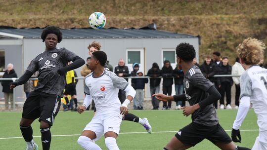 Victory Omolade (links) gelang das erste von insgesamt sechs Toren für die Regionalliga-B-Junioren des SC Idar-Oberstein in zwei