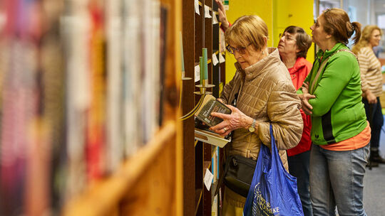 700 bis 800 Besucher kamen zur Eröffnung des Kostnixladens nach Höhr-Grenzhausen. Die Initiatorinnen sind überwältigt.