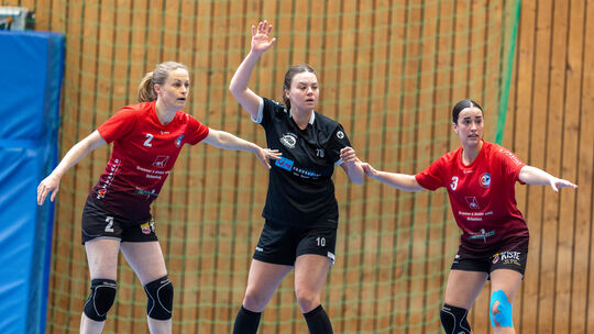 Anne Campos (links) und Cara Leismann (rechts) kämpften mit ihrer HSG Birkenfeld bis zum Umfallen, verloren in Oberthal aber tro