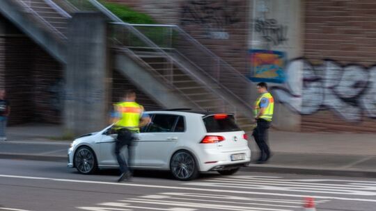 Zwei Polizeibeamte bei einer Verkehrskontrolle