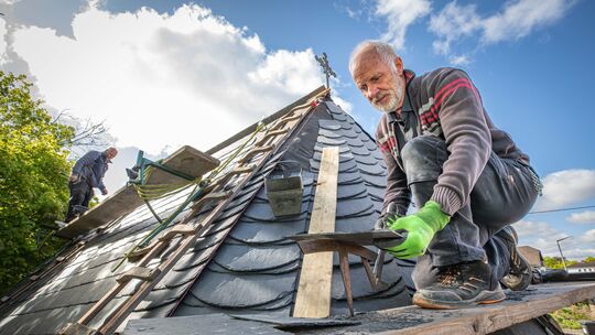 Die mehr als 300 Jahre alte Kapelle in Nentershausen erhält durch den Dachdeckerbetrieb Jürgen Klaus aus Nentershausen dieser Ta