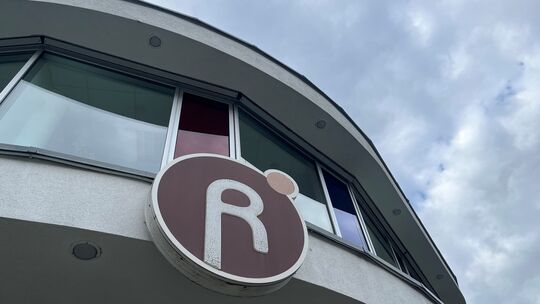 Noch prangt das R für den Namen "Roundabout" an der Fassade des Betriebs in Montabaur. Künftig soll das dortige Restaurant "Masa