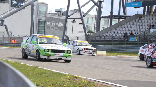 Unmittelbar nach dem Start formiert sich die Spitzengruppe des ersten DHLM-Rennens