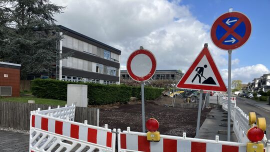 Kein Durchkommen mehr in der Bad Breisiger Rheinstraße. Rund um die Lindenschule werden die Gehwege erneuert.
