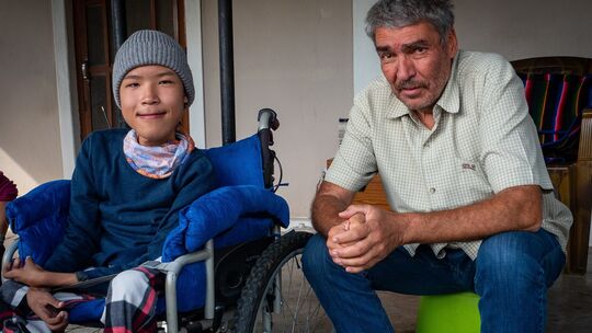 Hans-Jürgen Müller im Flüchtlingscamp in Pokhara: Der 16-jährige Tenzin Ngodup leidet an Muskelschwund. Der Verein "Freunde Tibe