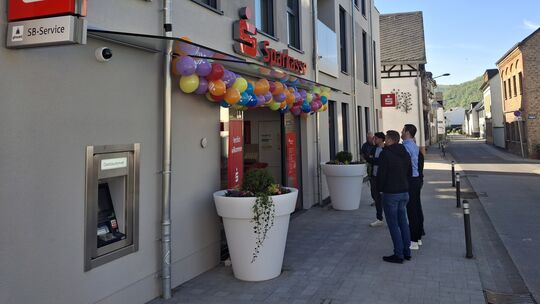 Der Neubau der Horchheimer Sparkassen-Filiale zeigt ein modernes Erscheinungsbild.