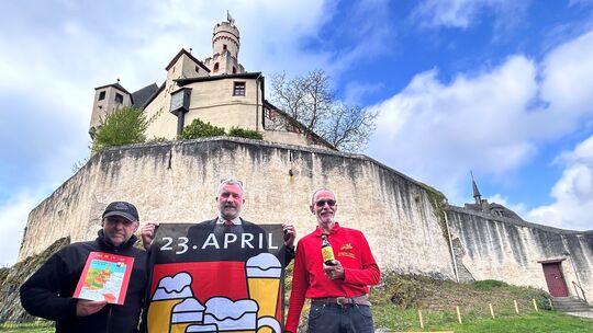 Rund um den Tag des Biers, des Ritters und dem Welttag des Buchs haben sich (von links) Michael Kirchschlager, Christian Frey un