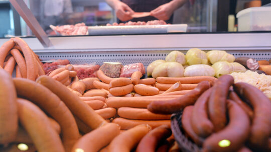 Fleisch vom Metzger oder aus dem Discounter? Bei der Beantwortung dieser Frage spielt neben dem Preis auch das Qualitätsbewussts