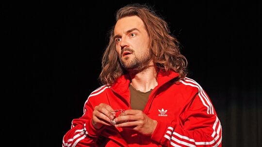 Bei dem Ein-Personen-Stück „Krieg – Stell dir vor, er wäre hier“ teilt Schauspieler Kai P. Mücke die Bühne nur mit einem Plastik