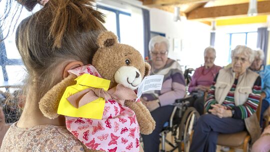 Beim Treffen zwischen den Vorschulkindern der katholischen Kita St. Marien Hachenburg und Bewohnern des Altenheims Haus Helena g