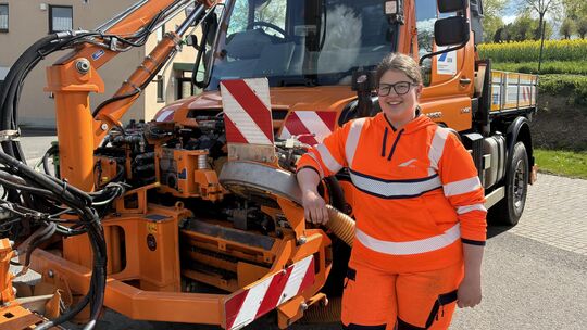 Sophia Rudolph macht seit August 2025 eine Ausbildung zur Straßenwärterin in der Straßenmeisterei Kastellaun.