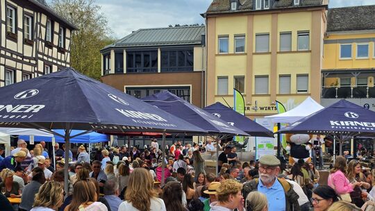 Volle Tische und beste Stimmung: Das Kirner Marktfrühstück erwies sich erneut als Publikumsmagnet auf dem Marktplatz.
