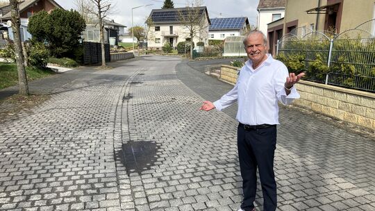 Walter Ohm aus Eichen kann es nicht fassen: Wegen ein paar solcher kleiner Schlaglöcher in der Hauptstraße, sagt er, wolle man d