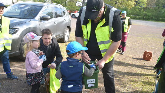 Auch in diesem Jahr wurden Gutscheine im Wert von je 200 Euro für Obstbaumhochstämme an fünf Gemeinden verteilt. Die Lose wurden