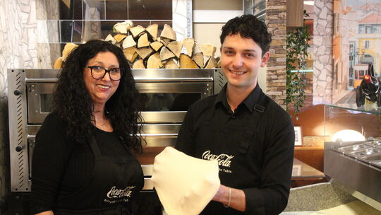 Jede Pizza wird von Gabriella Rentea und ihrem Sohn Ian liebevoll per Hand vorbereitet, bevor sie im heißen Steinofen frisch geb