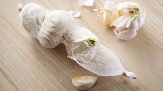 Knoblauch liegt auf einem Tisch