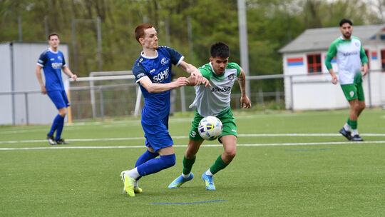 Die SG 06 Betzdorf (im weiß-grünen Trikot Oliver Cano Cifuentes) siegte am Wochenende mit 2:1 bei den SF Höhr-Grenzhausen (links