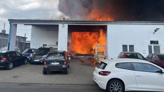 Dichte Rauchwolken und lodernde Flammen: Der Großbrand in einer Autowerkstatt in Bad Kreuznach verursachte erheblichen Schaden.