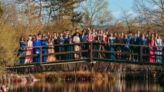 Der Abiturjahrgang 2026 der IGS Koblenz bei einem letzten gemeinsamen Foto.