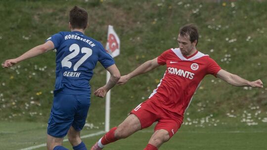 Bleibt der SG Hüffelsheim treu: Hannes Balzer (rotes Trikot).