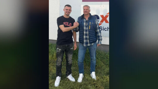 Herzlich Willkommen: Leart Rexhepi (links) verstärkt ab Sommer Eintracht Bad Kreuznach. Karsten Theis, den zweiten SGE-Vorsitzen