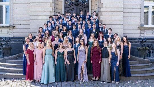 Die 72 Abtiurientinnen und Abiturienten stellten sich zum gemeinsamen Gruppenbild auf.