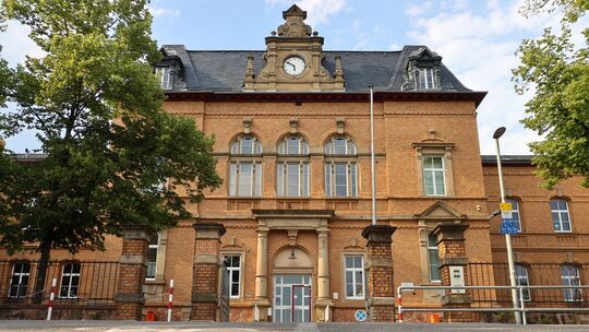 Die Bad Kreuznacher Grundschule Hofgartenstraße ohne Autos in unmittelbarer Nähe: Nachdem die Stadt die Schulstraßenregelung gek