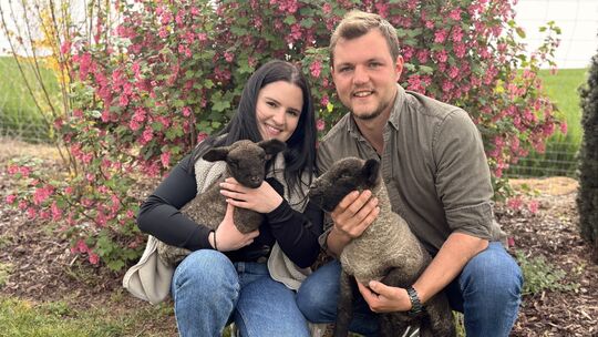 Valentina und Michi ziehen in diesem Frühjahr auch zwei Lämmchen groß.