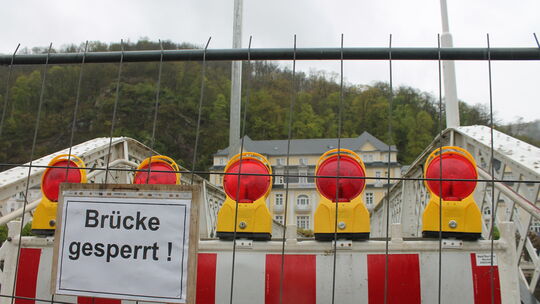 Vor wenigen Tagen musste die Kurbrücke in Bad Ems gesperrt werden. Zuvor ist das Bauwerk von einem Ingenieur auch von der Unters